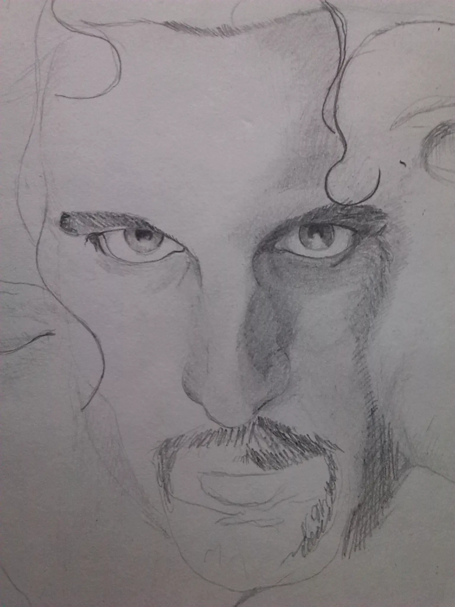 Primer plano detallado a grafito de un rostro masculino con mirada penetrante y barba recortada.