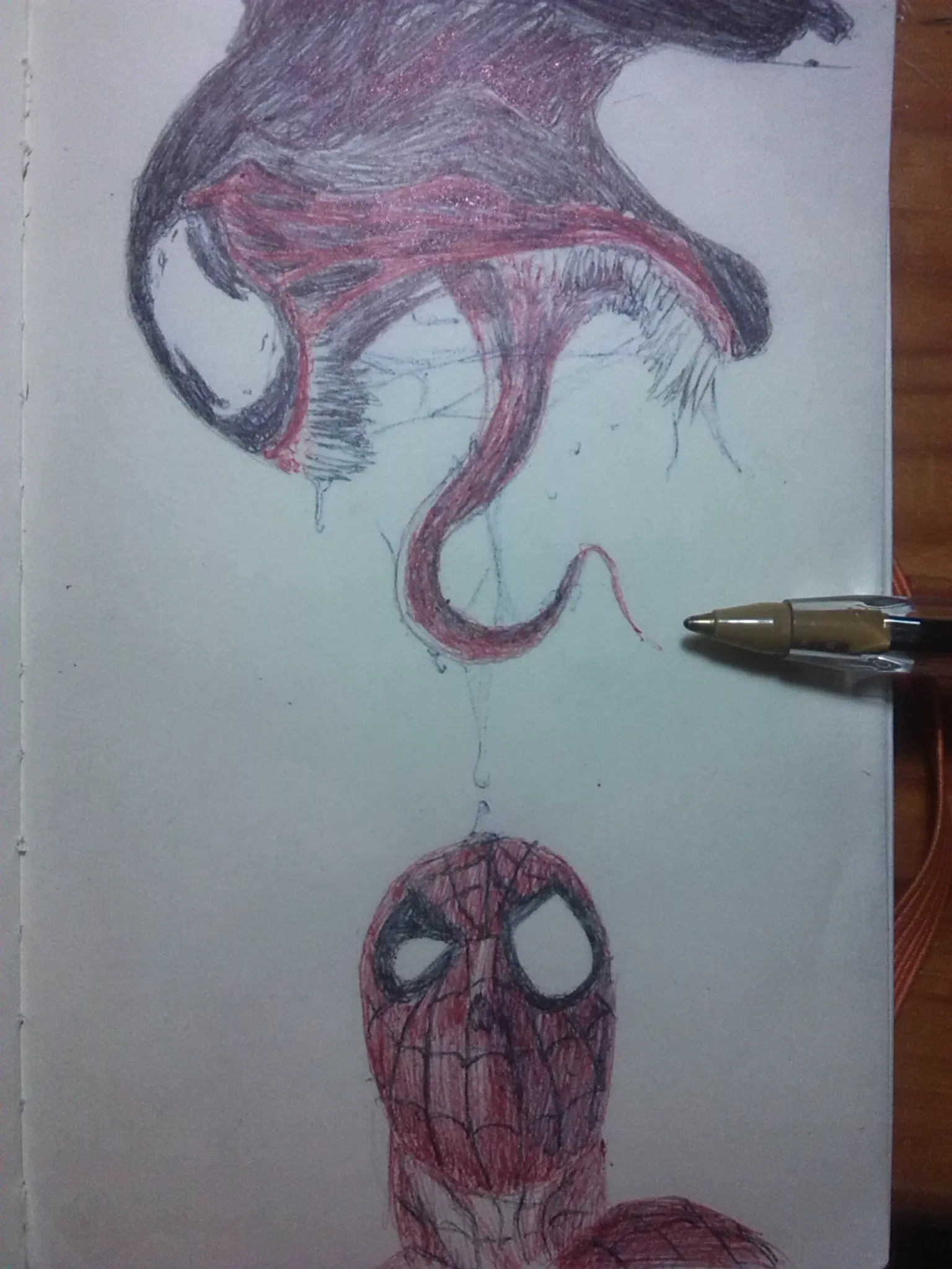 Ilustración realizada con bolígrafos BIC del personaje Venom acechando a Spider-Man, mostrando dinamismo y contraste de colores.
